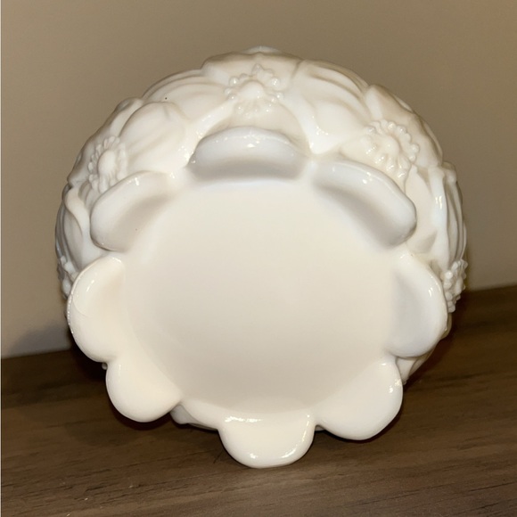 Vtg Westmoreland Milk Glass Dogwood Daisy Flower Split Handle Candy Trinket Dish - Picture 5 of 5